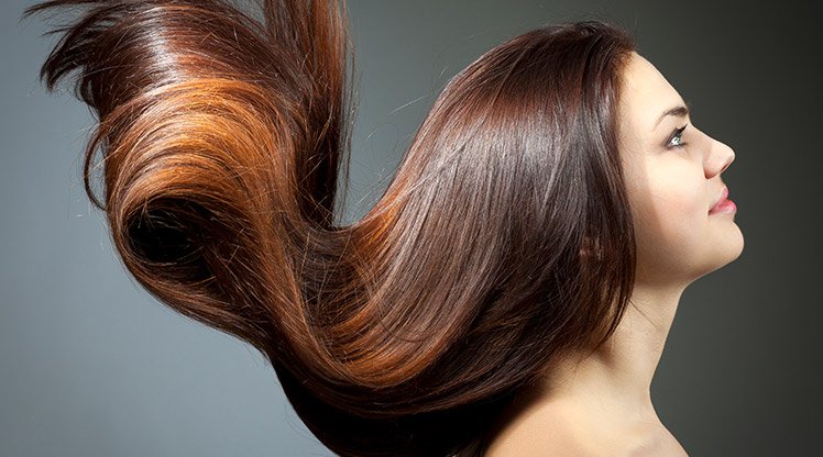 Frau mit wallenden, glänzenden Haar